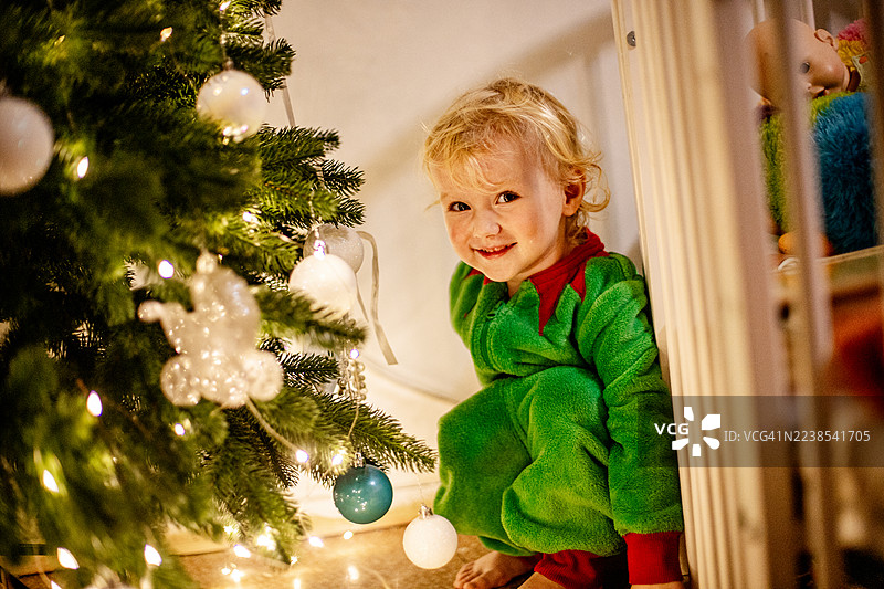 穿着节日服装的小男孩正在享受圣诞季图片素材