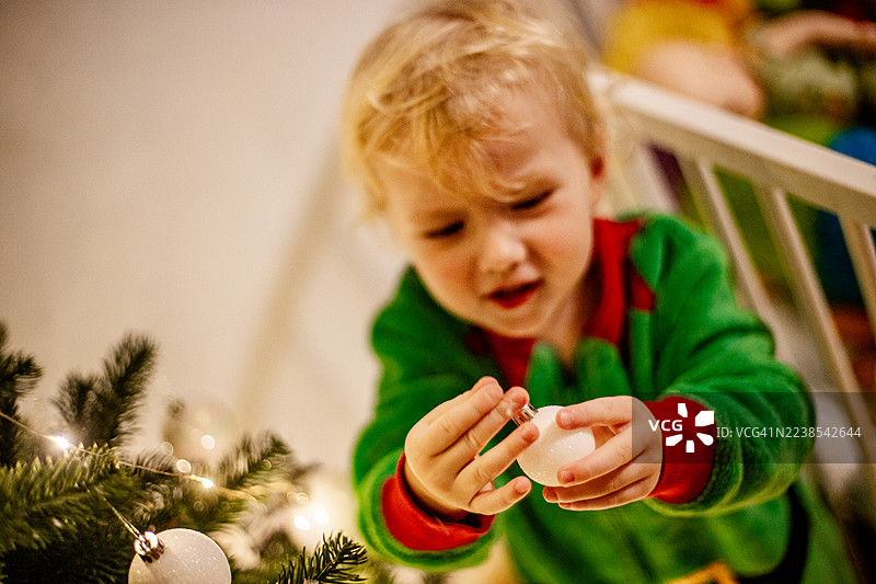穿着圣诞服装的小男孩正在享受圣诞季图片素材