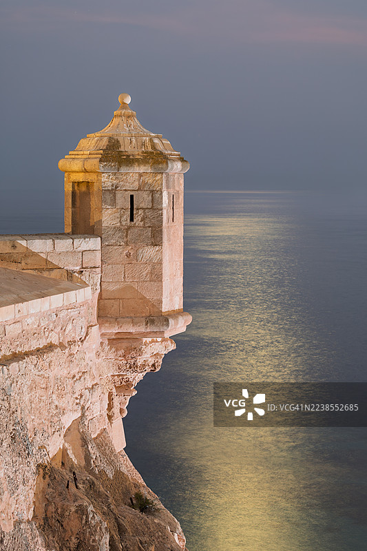 西班牙阿利坎特圣巴巴拉城堡的瞭望塔俯瞰地中海图片素材