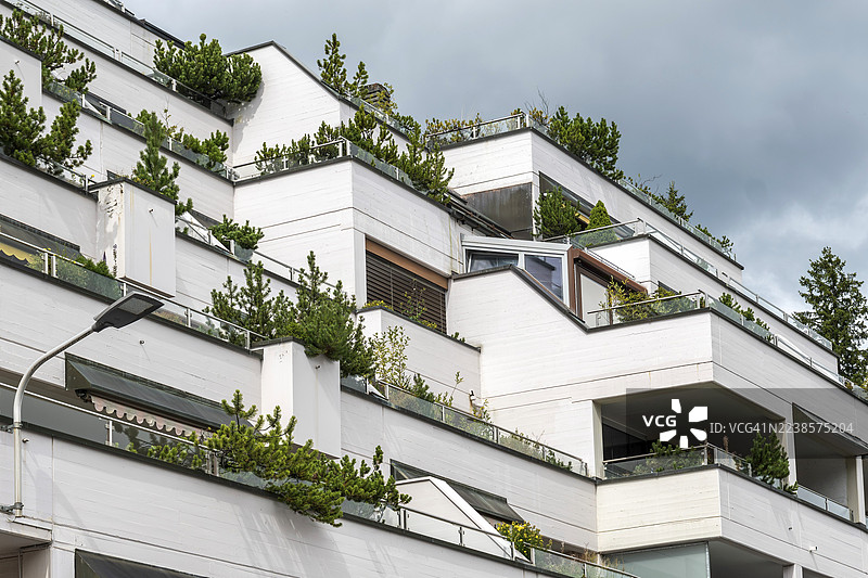 瑞士格劳宾登州阿罗萨的梯田式公寓楼图片素材