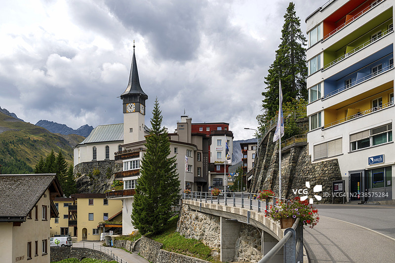 瑞士格劳宾登州阿罗萨新教村庄教堂图片素材