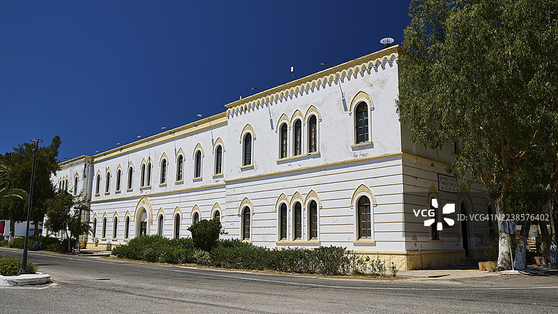 海事管理局，1930年海军营房，今日市政厅，白色历史建筑，拱形窗户，绿树环绕，历史主义，装饰艺术，理性主义，波尔托拉戈，拉克基，莱罗斯，多德卡纳斯，希腊群岛，希腊图片素材