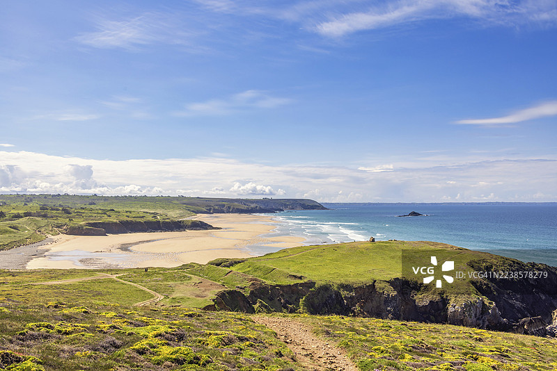 法国布列塔尼克罗宗半岛草甸风光，阳光明媚的海景，沙滩和岩石海岸图片素材