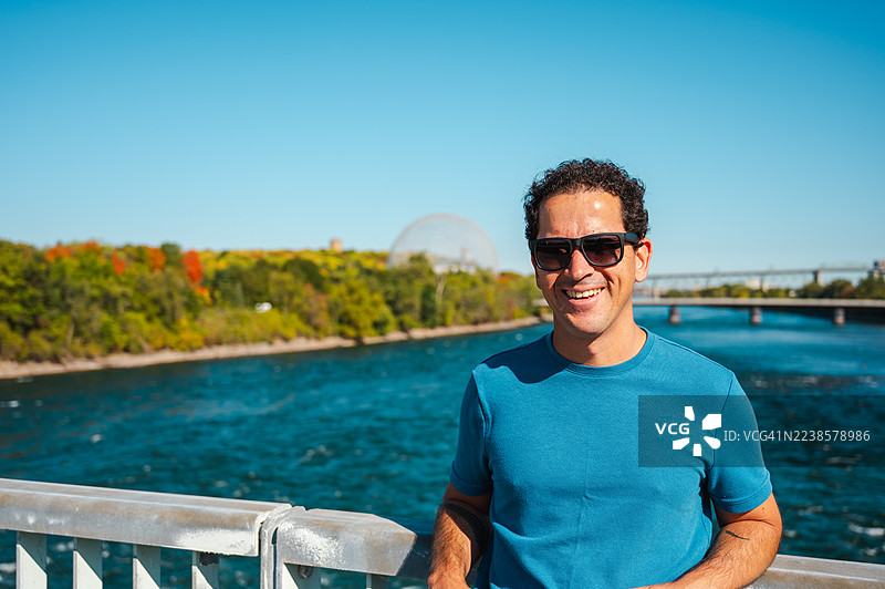 让·德雷珀公园里的男人（蒙特利尔）图片素材