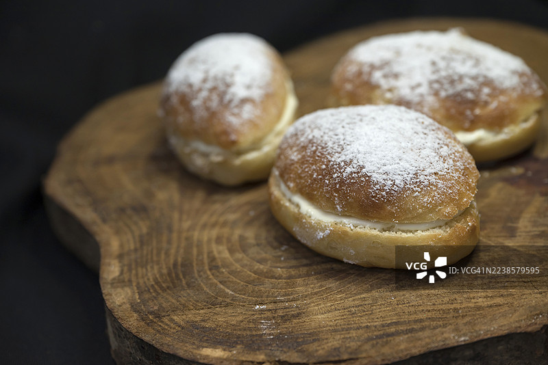 比利时黄油面包配木板图片素材