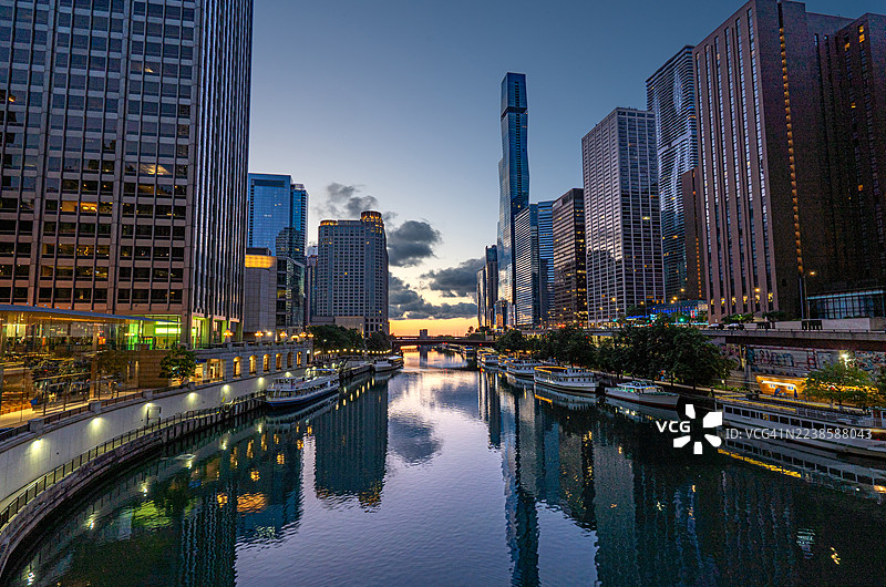 芝加哥河滨步道美丽的夏日日出，背景是芝加哥著名的天际线，位于伊利诺伊州芝加哥市中心区域。图片素材