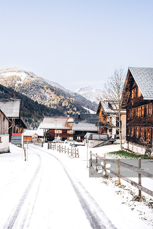 冬季雪山下的传统高山村庄房屋图片素材