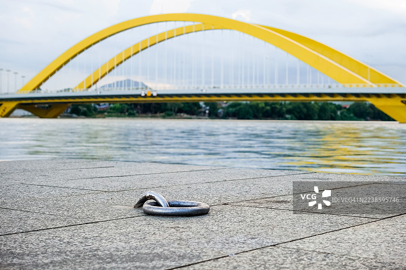 用于固定船只的金属羊角螺栓和系泊环图片素材