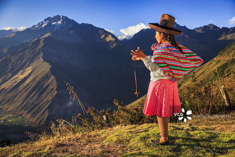 秘鲁圣谷，一位秘鲁妇女正在手工纺纱。图片素材