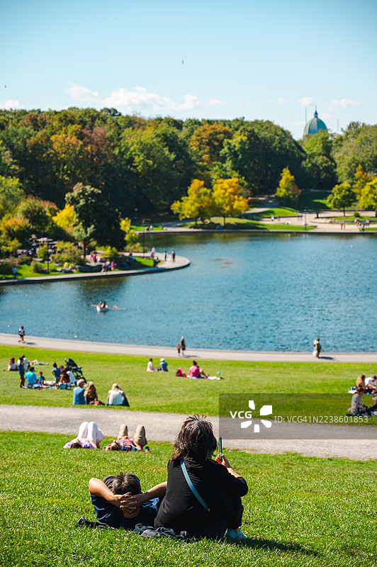 蒙特利尔皇家山上的人们图片素材