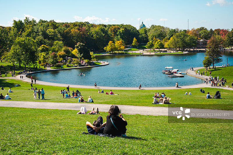 蒙特利尔皇家山上的游客图片素材