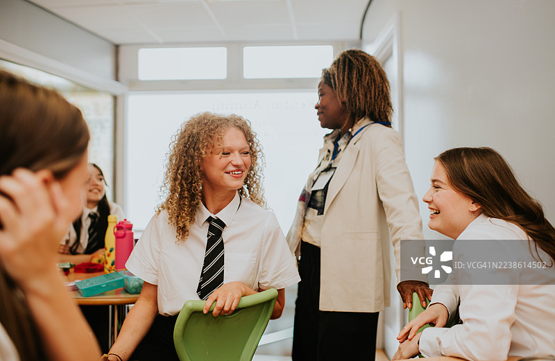 一群女高中生在学校食堂一起吃午餐图片素材