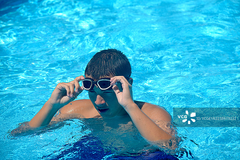 15岁男孩在游泳池里图片素材