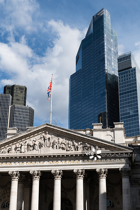 伦敦城市天际线低角度视图图片素材