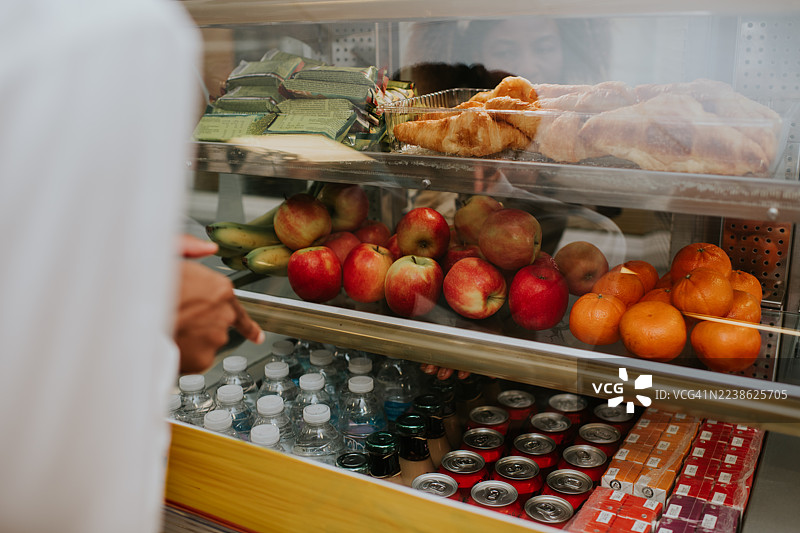 学校食堂里塞满食物的冰箱图片素材
