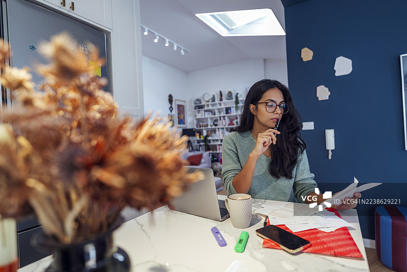 年轻女子在家打理财务图片素材