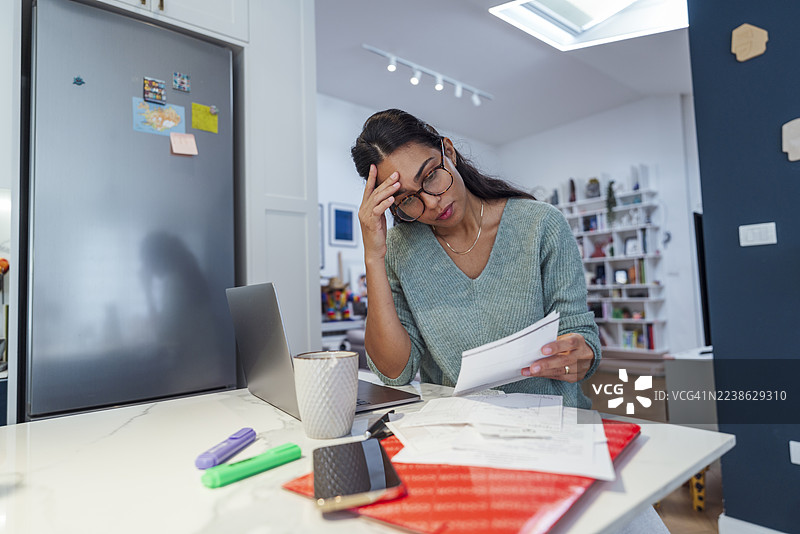 年轻女子在家打理财务图片素材