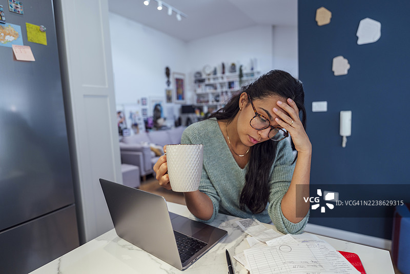 年轻女子在家打理财务图片素材