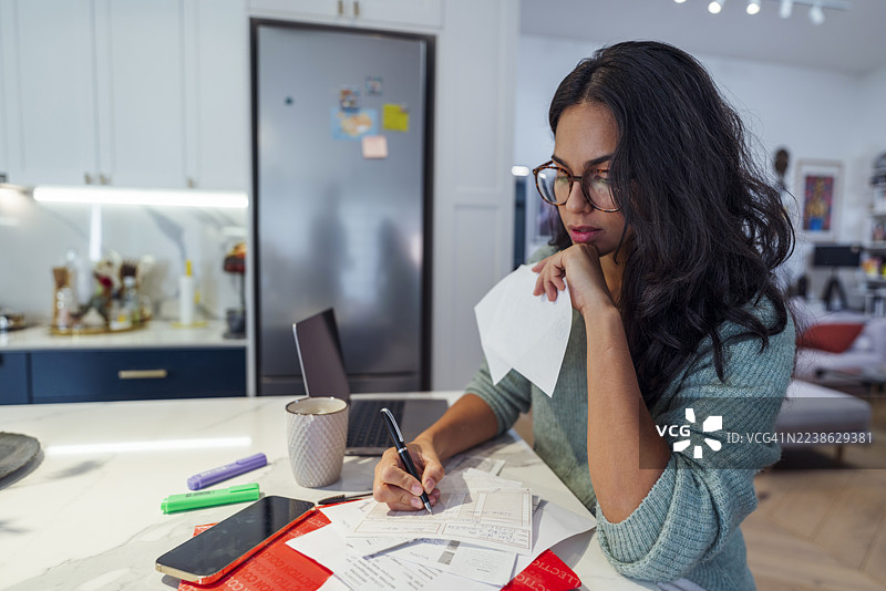 年轻女子在家打理财务图片素材