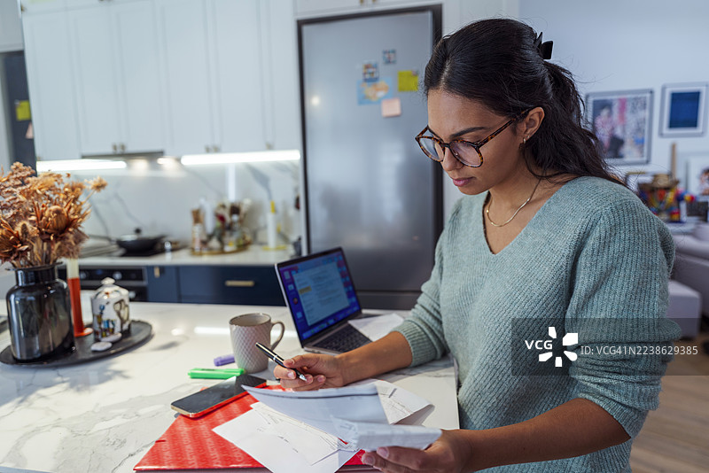 年轻女子在家打理财务图片素材