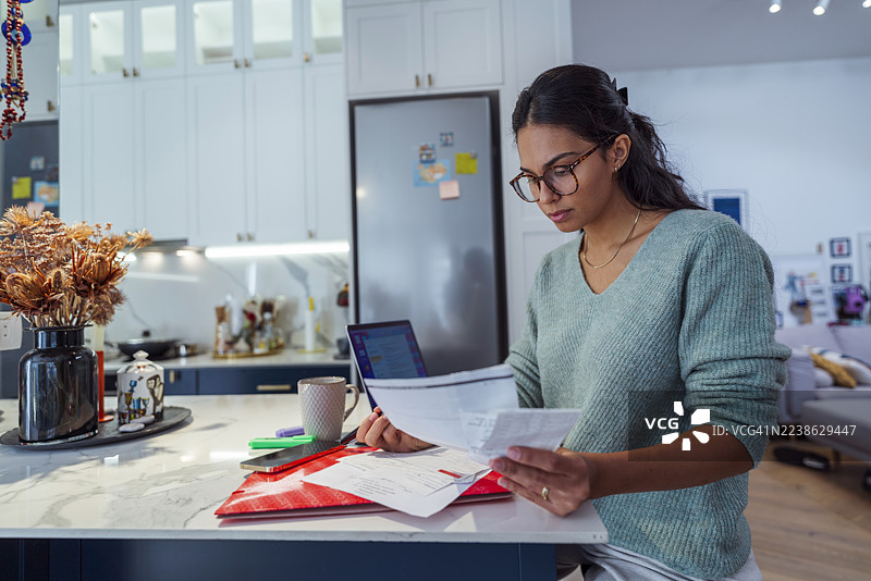 年轻女子在家打理财务图片素材