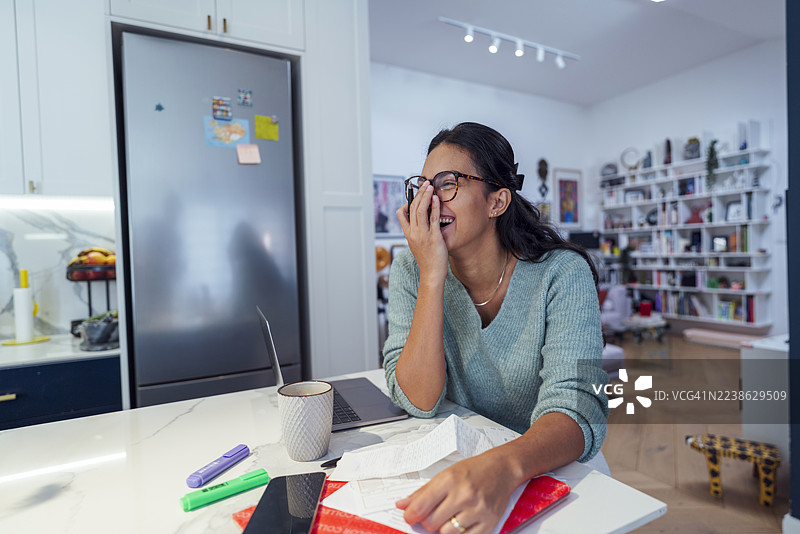 年轻女子在家打理财务图片素材