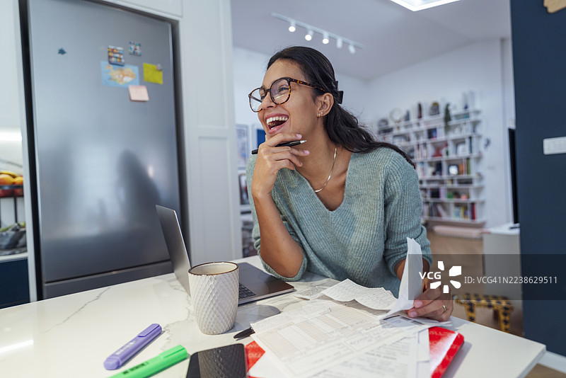 年轻女子在家打理财务图片素材