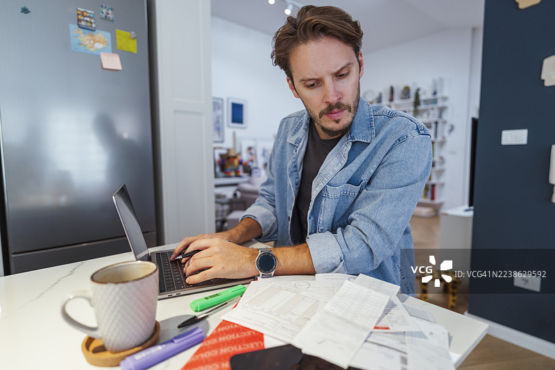 年轻人在家打理财务图片素材
