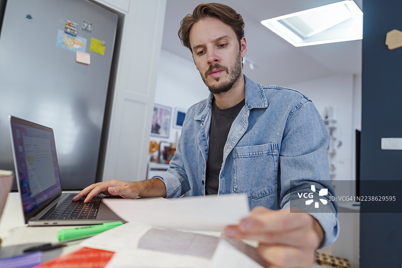 年轻男子在家打理财务图片素材