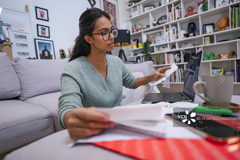 年轻女子在家打理财务图片素材