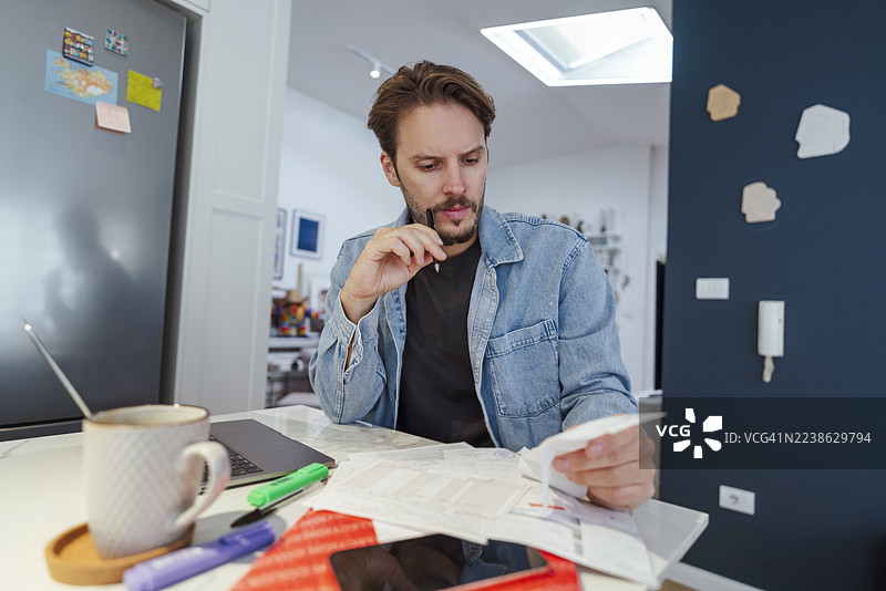 年轻男子在家打理财务图片素材