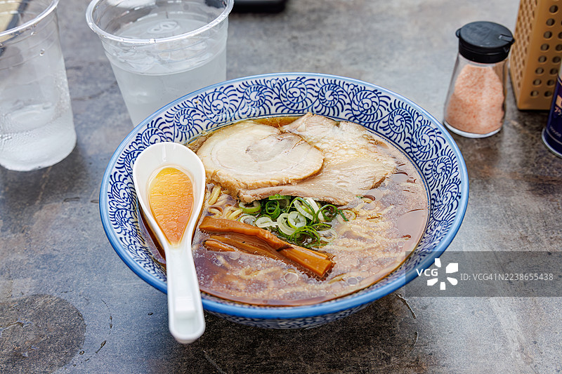 美味诱人的酱油拉面。日本静冈县伊豆半岛南伊豆町中木港、弓滨（Hirizo Beach）。- 2025年7月27日。图片素材