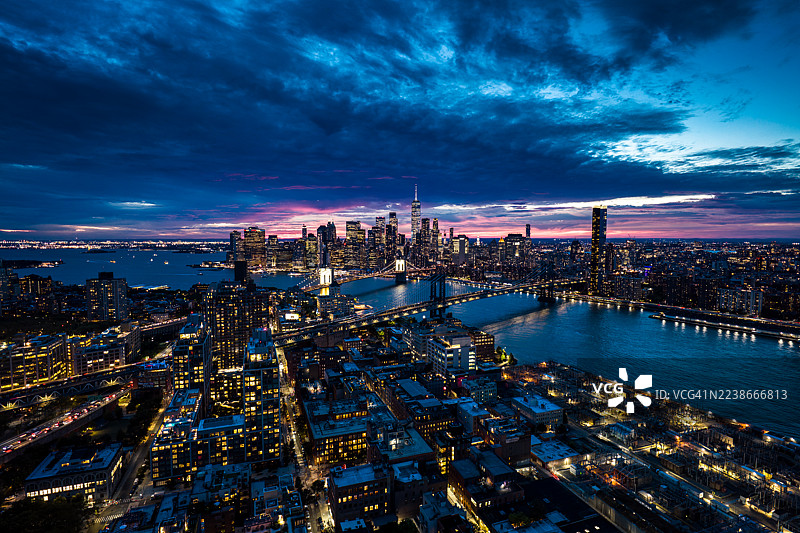 黄昏时分，俯瞰曼哈顿下城的布鲁克林DUMBO高角度航拍图片素材