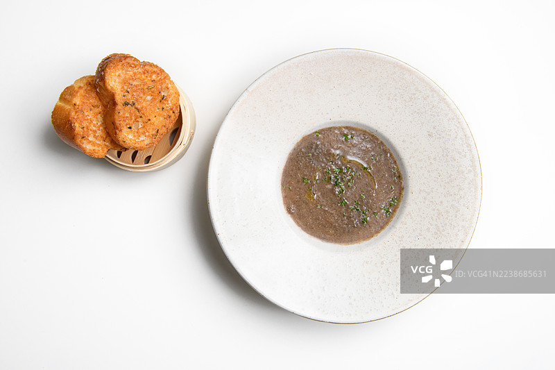 野蘑菇汤，配以欧芹和烤面包片装饰图片素材