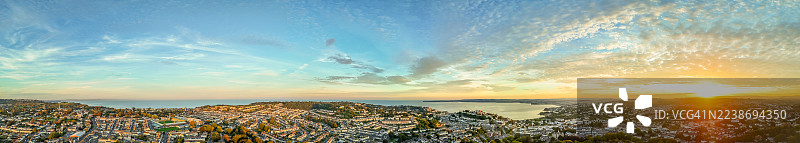 日落时分托基天际线的全景图片素材