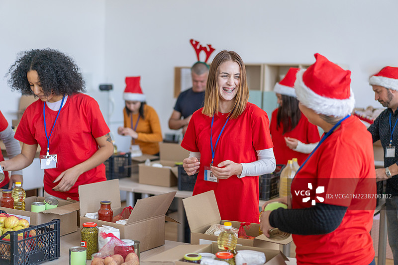 志愿者们为有需要的人们准备圣诞食品捐赠图片素材