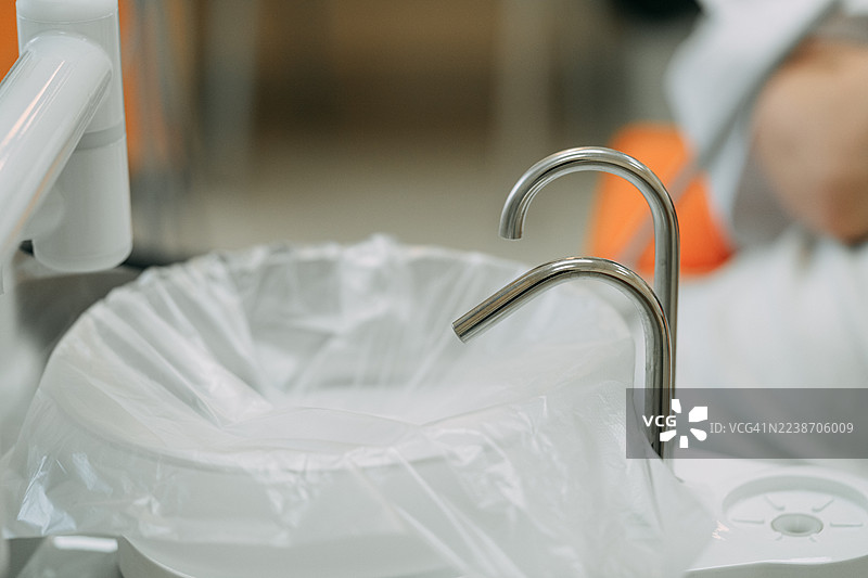 现代牙科诊所里带塑料衬里的痰盂图片素材