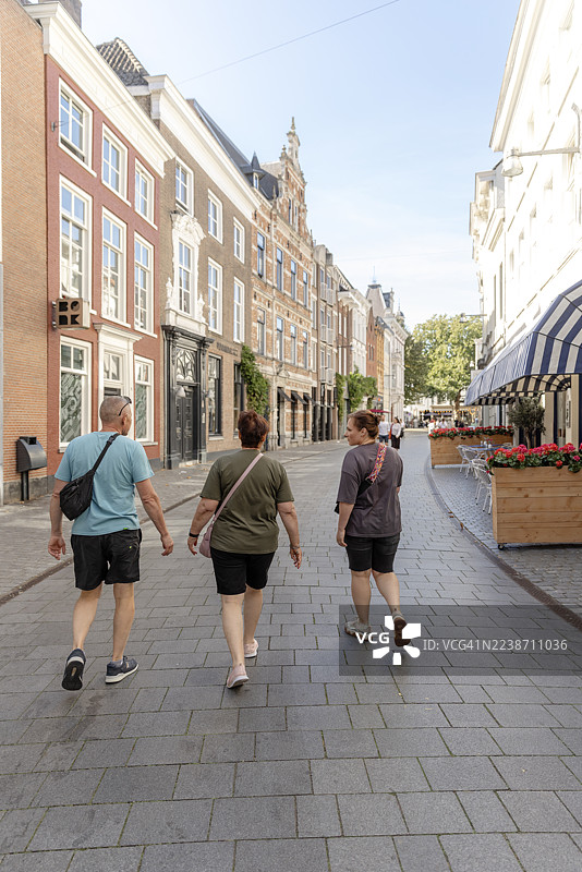 美丽的年长夫妇和他们成年女儿在布雷达一日游图片素材