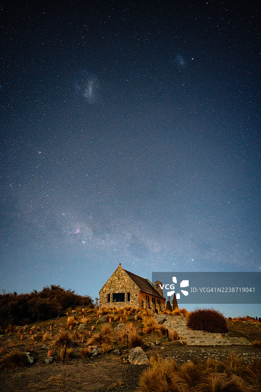新西兰好牧人教堂上空的银河图片素材