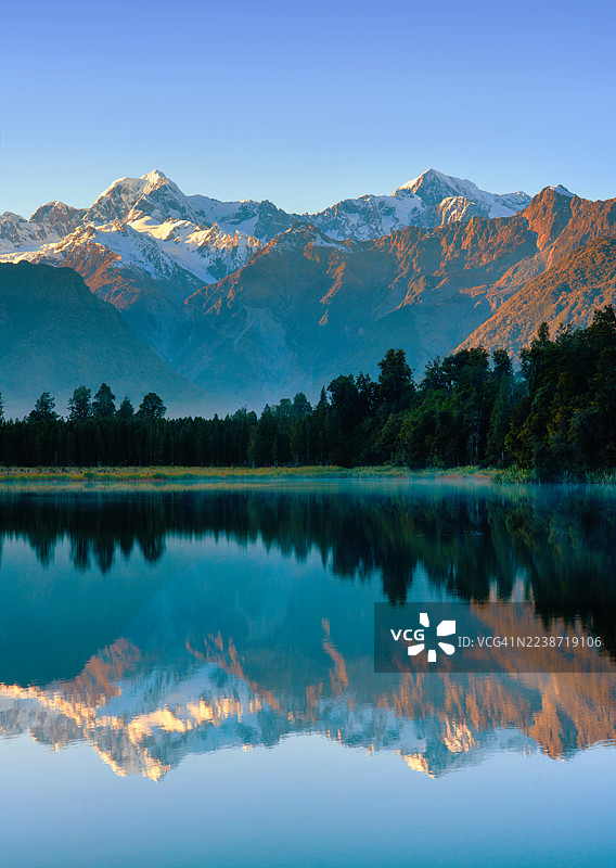 新西兰马瑟森湖的黎明图片素材