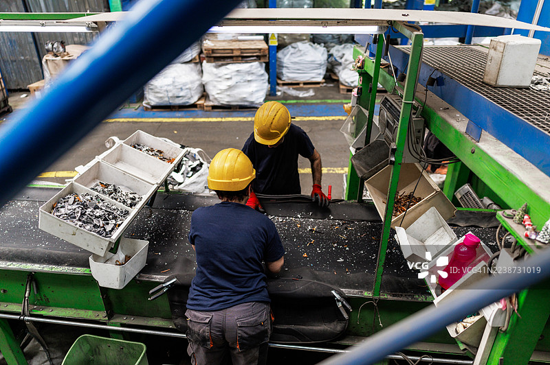 工厂里工人们管理碎电器零件的无人机视角图片素材