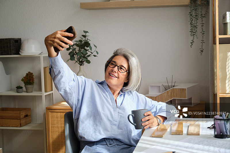 一位成熟的女建筑师在专业办公室自拍图片素材