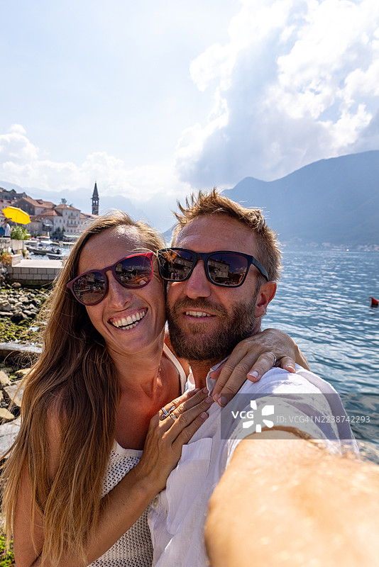 幸福情侣在海滨小镇旁自拍图片素材