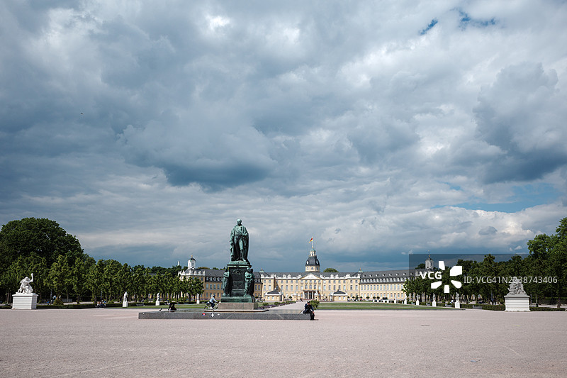 德国卡尔斯鲁厄宫殿广场上的大公卡尔·弗里德里希纪念碑。图片素材