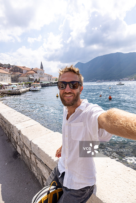男人在海滨小镇海滨自拍图片素材