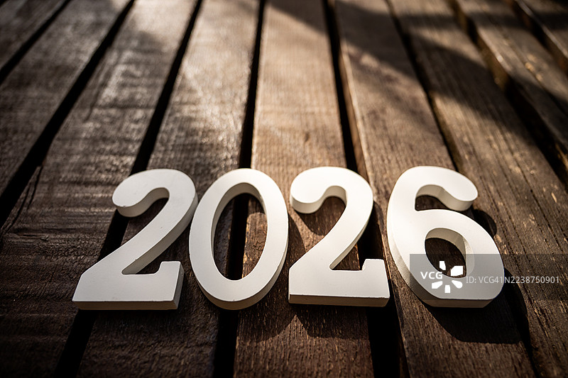 2026年未来规划在木质表面上图片素材