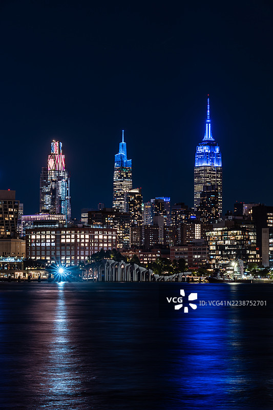 曼哈顿摩天大楼与河流倒影图片素材