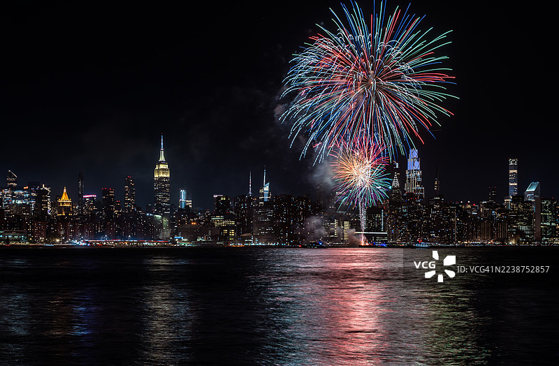 东河烟花和纽约天际线图片素材