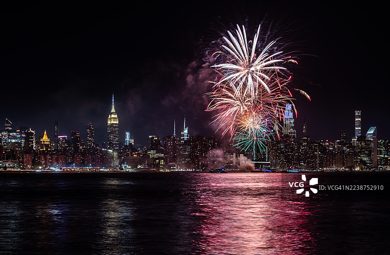 东河烟花与曼哈顿天际线图片素材