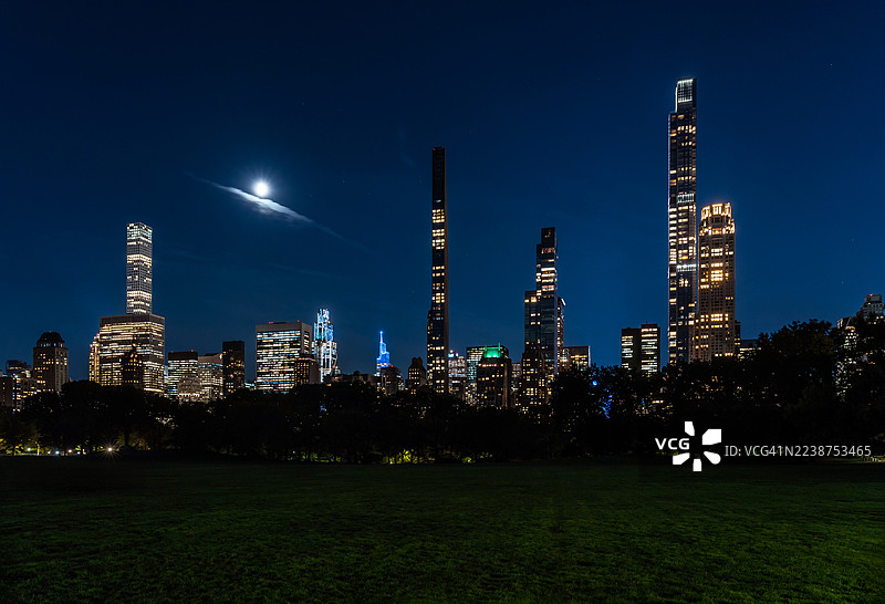 夜色中的中央公园和亿万富翁大道图片素材